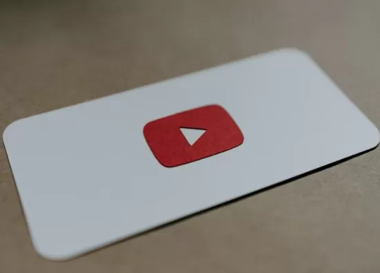 YouTube запретит монетизацию видео, созданных ИИ без авторского участия